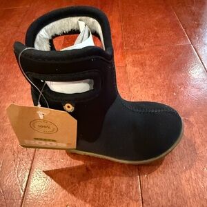 Black baby bogs size 4